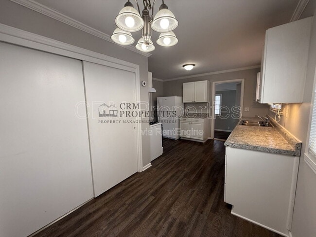 Building Photo - 513 James Dr