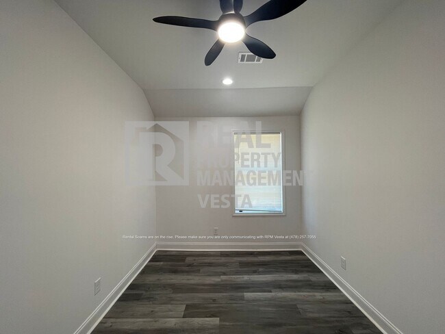 Building Photo - 2349 Berthadale Ave