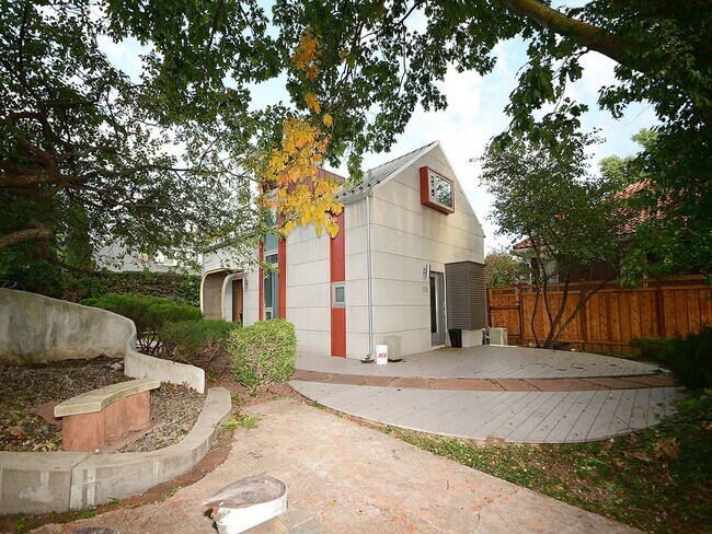 Building Photo - Cool House