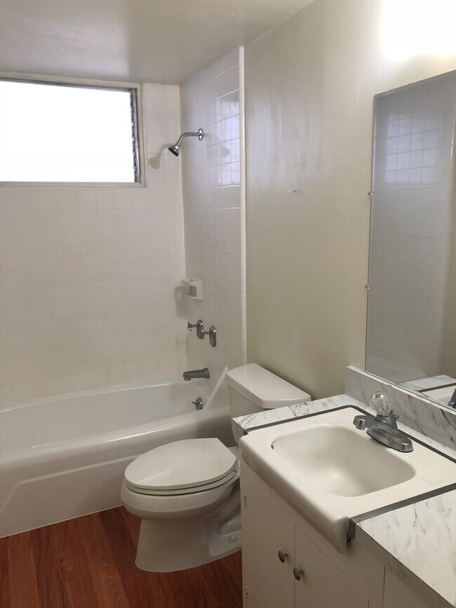 Building Photo - Kapiolani Towers - 2 Bedroom 1 Bath 1 Park...