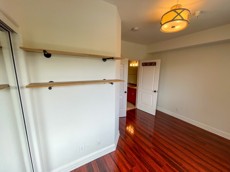 Building Photo - 2027 Beloit Ave