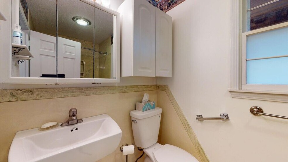 Full bath with shower - 306 S Washington St