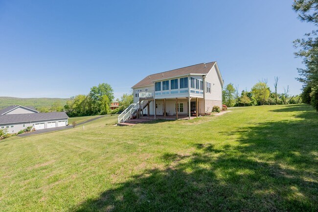 Building Photo - 1701 Stratford View Dr