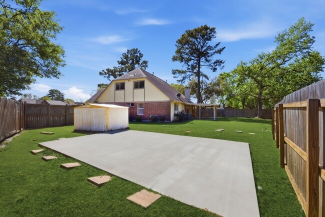 Building Photo - 8515 Leafdale Dr