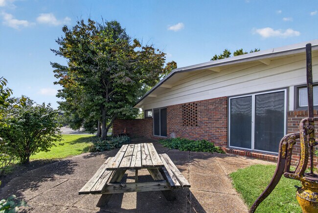 Building Photo - 2205 Country Club Dr