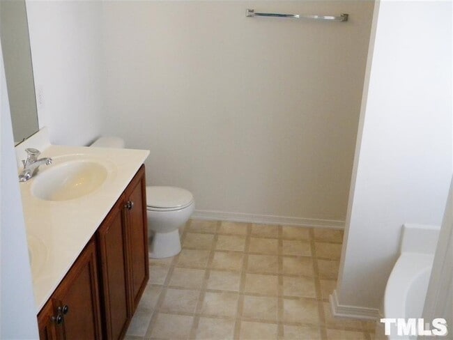 Building Photo - 4 Bedroom Single Family House in Morrisville RTP