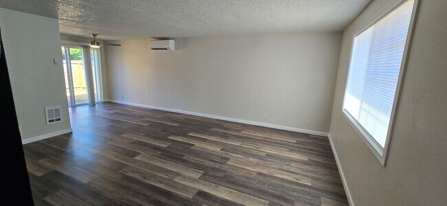 Building Photo - 2 Bedroom Townhouse *Move in Special*