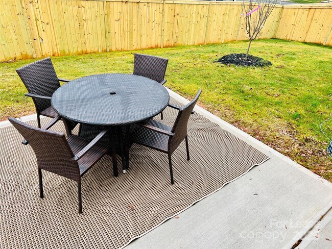 Building Photo - 571 Reid St