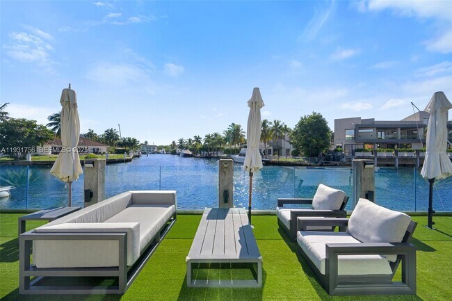 Building Photo - 3260 NE 165th St