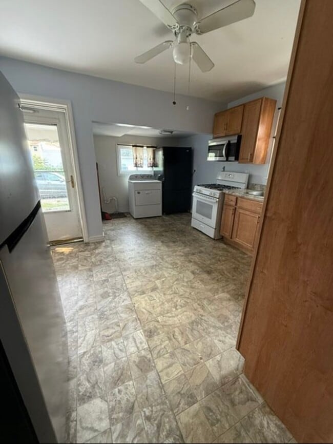 Building Photo - 593 Plank Rd