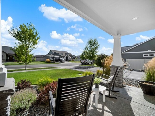 Building Photo - Fully Furnished Luxury 3-Bed, 2-Bath Home ...