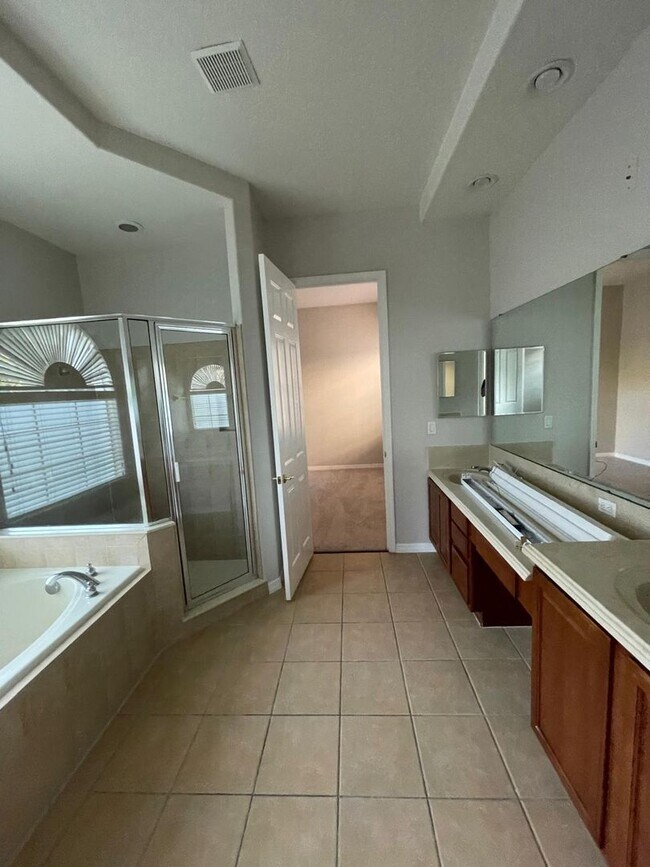 Building Photo - BRISTOL ESTATES 4 BEDRROM, 4 BATHROOMS, 3 CAR GARAGE HOUSE