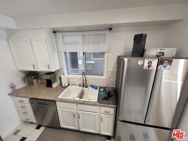 Building Photo - 450 Rexford Dr