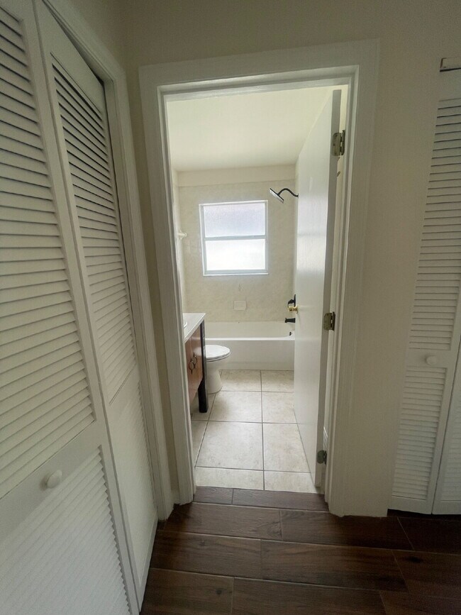 Building Photo - 4 Bedroom, 2 Bathroom Home in St. Cloud - Spacious 1612 Sq Ft