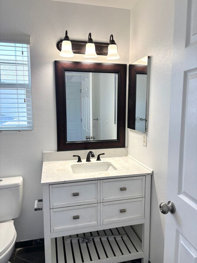 Building Photo - Beautiful 3bd, 3 bath single family home bedroom for rent in Aurora 80016
