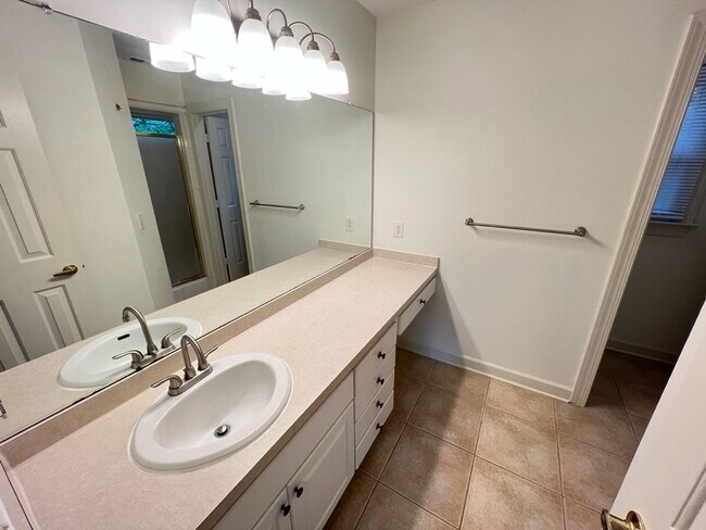 Building Photo - Cozy 3 bedroom home within minutes to Bond Park