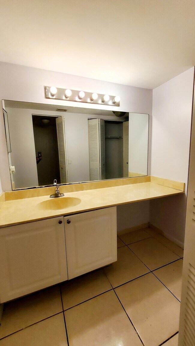 Building Photo - 721 N Pine Island Rd