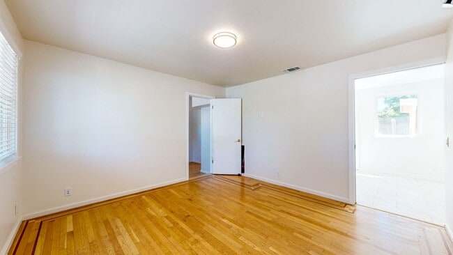 Building Photo - Beautiful 2 Bedroom 2 Bathroom Single Fami...