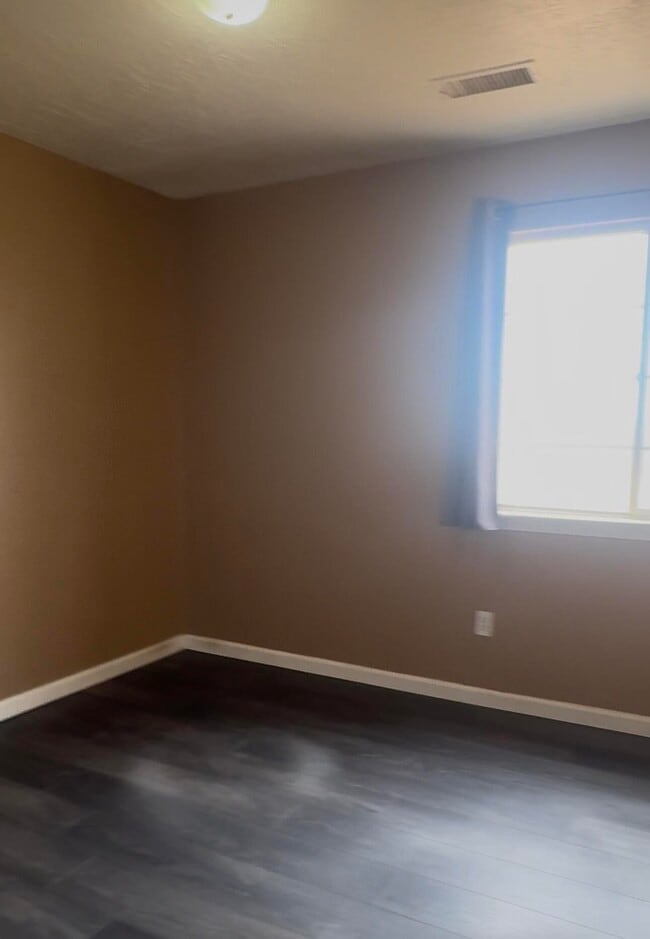 Building Photo - 556 Apache Loop SW