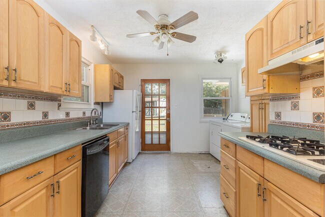 Building Photo - 4885 Oglethorpe Pl