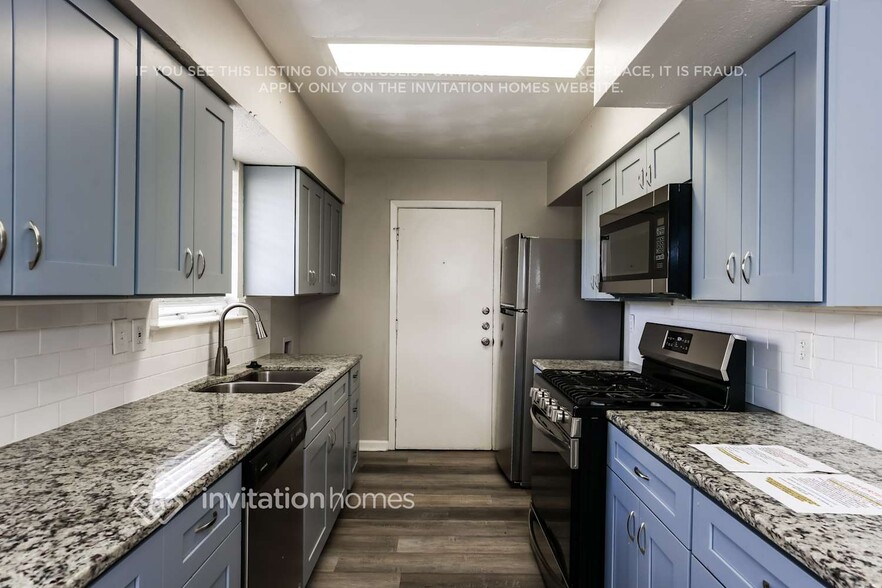 Building Photo - 2301 Narobi Pl