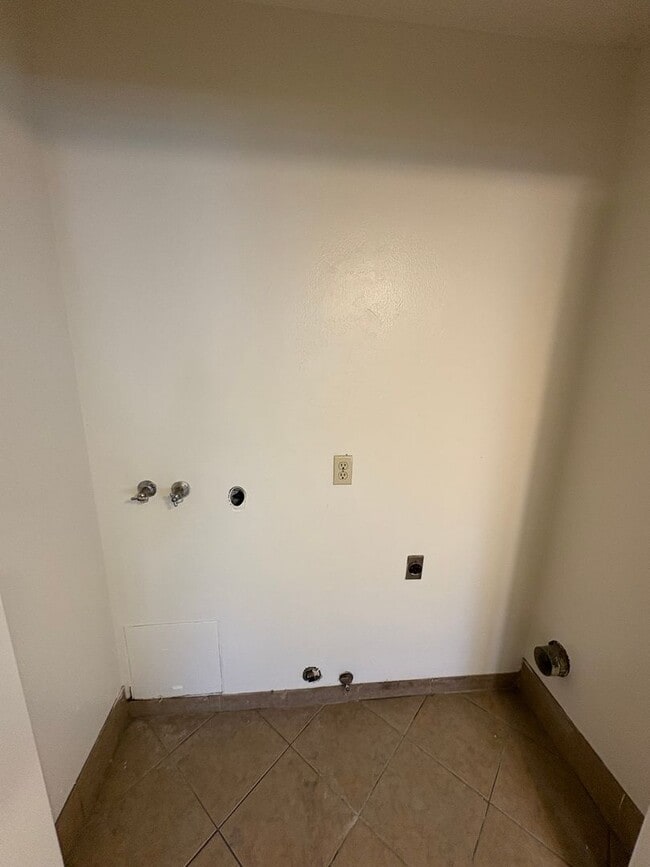 Building Photo - Move in ready apartment available now!