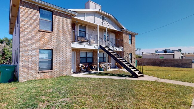 Building Photo - $695 + 2 WEEKS FREE!!!