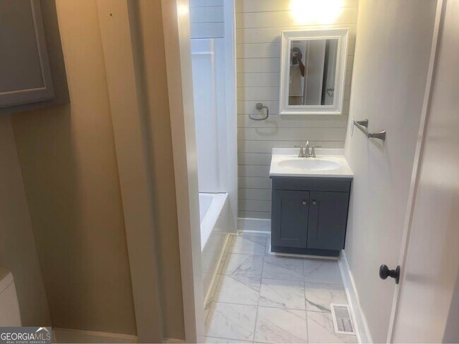 Building Photo - 2154 Napier Ave