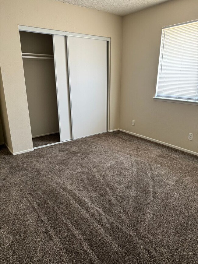 Building Photo - Apple Valley- Four Plex- 2 Bedrooms, 2 Bat...