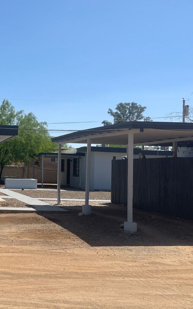 Building Photo - Two Bedroom w/ A/C, Yard and Carport - 500...
