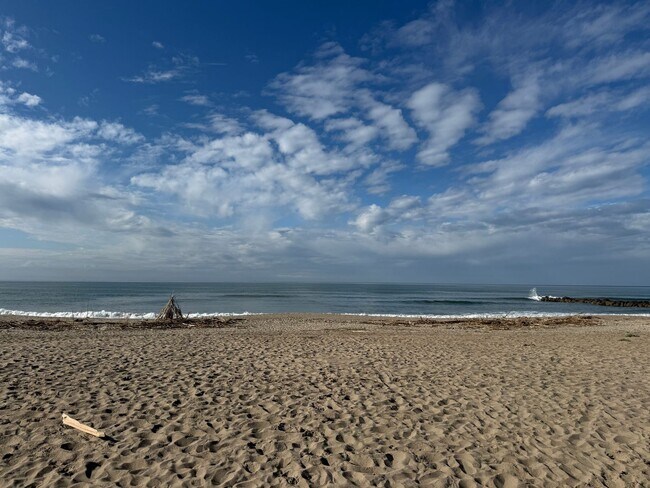 Building Photo - 1033-1035 Bath Lane