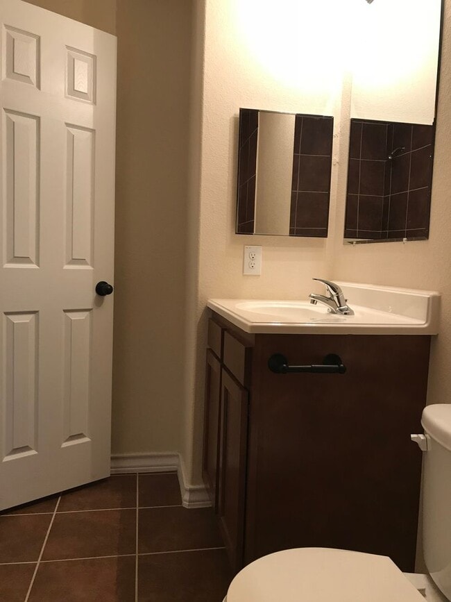 Building Photo - Town home for rent