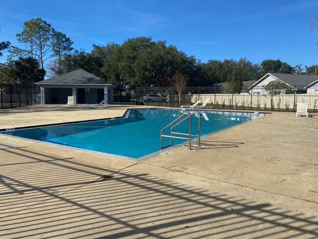 Building Photo - MOVE-IN SPECIAL-WONDERFUL 3/2.5 Home with 1 car garage-UCF Area