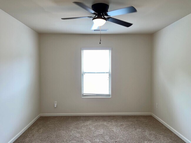 Building Photo - Spacious, Immaculate 4 Bed/2.5 Bath Home i...