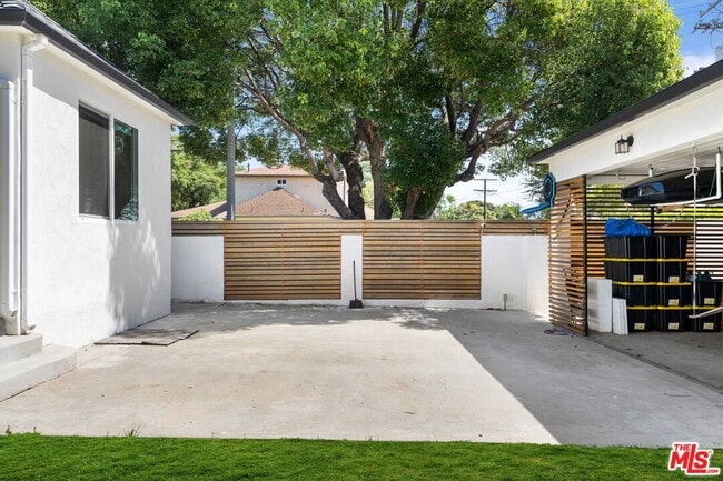 Building Photo - 2559 Colby Ave