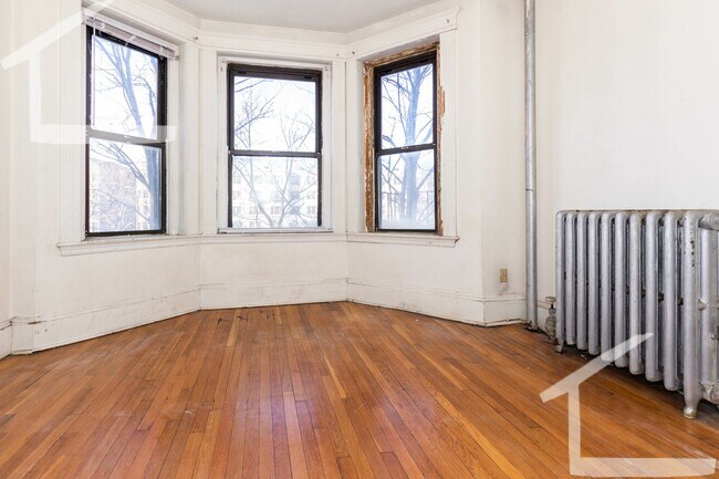 Building Photo - Great deal! 3-bed, 1 Bath in Allston on The B Line; Heat/HW Incl!