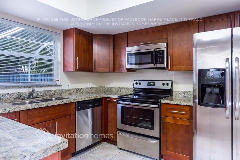 Building Photo - 1000 NW 93rd Terrace