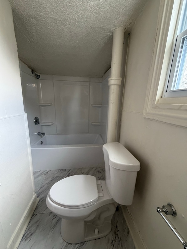 Building Photo - 617 E Chestnut St