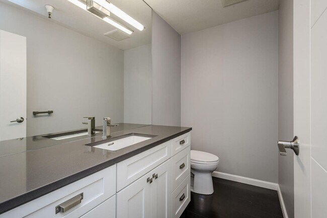 Building Photo - EPIC REA:End-Unit & Top 2 Floor (Penthouse...