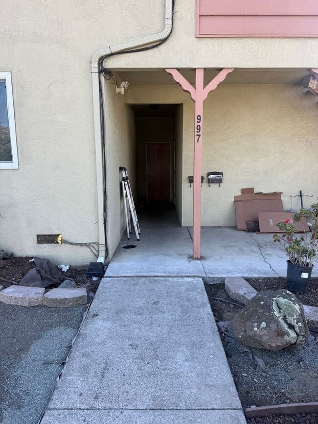 Building Photo - Charming 3 bedrooms 1.5 bath lower level