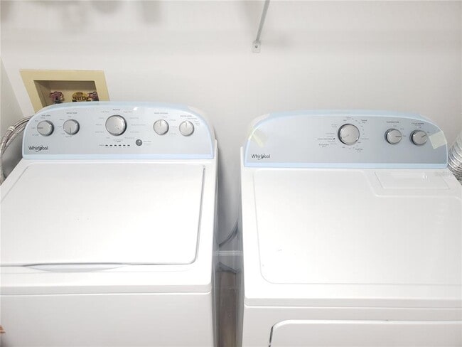 Building Photo - 14027 Village View Dr