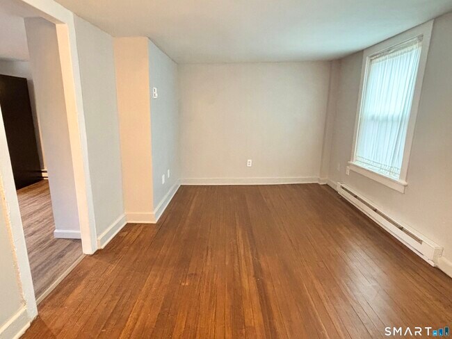 Building Photo - 122 Main St