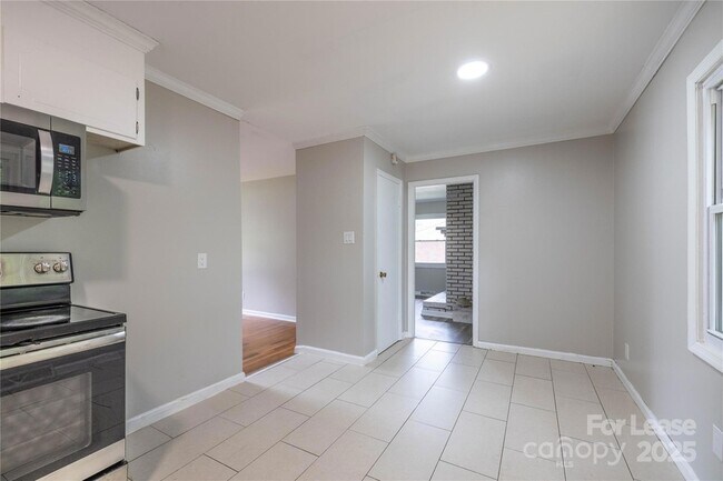 Building Photo - 4438 Gainsborough Rd