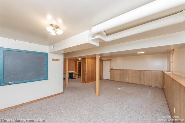 Building Photo - 7870 Chamberlin Rd