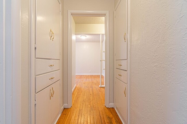 Building Photo - Three Bedroom Home in tree filled neighborhood!