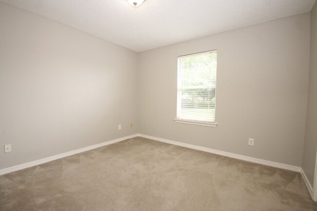 Building Photo - Spacious 3/2 Brick Home with Screened Porc...