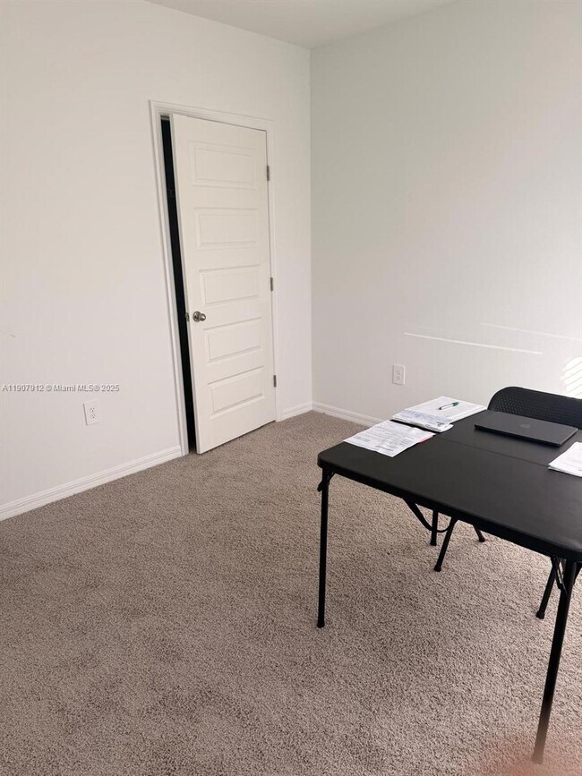 Building Photo - 632 Taylor Grvs St