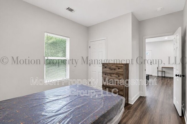 Building Photo - 702 Carmen Ave