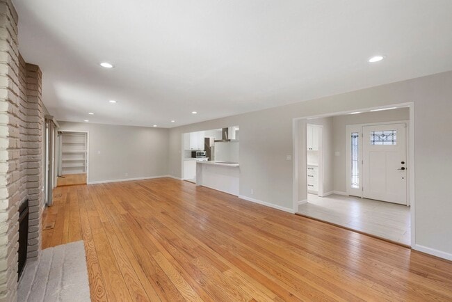 Building Photo - Spacious Menlo Park Retreat with 6 Bedroom...