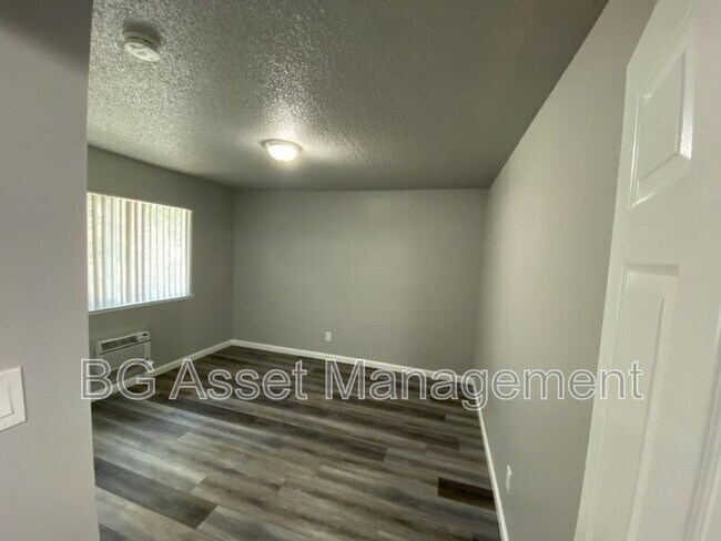 Building Photo - 2417 Northrop Ave